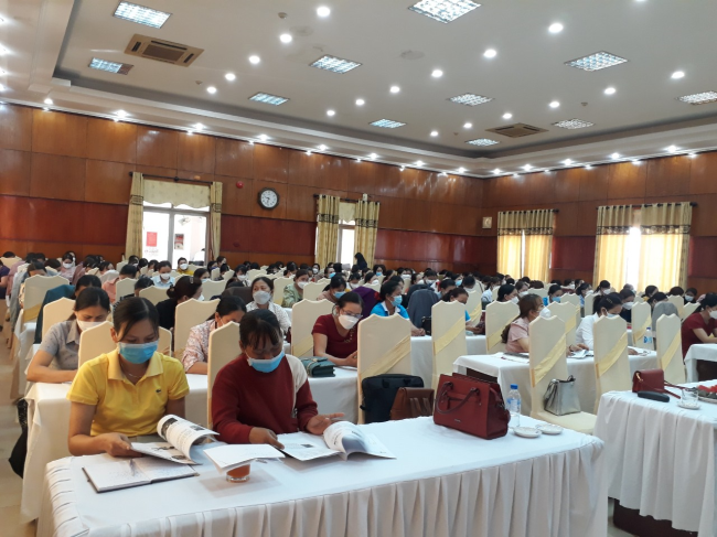 Phổ biến kiến thức, kỹ năng về sản xuất, kinh doanh nông sản, thực phẩm an toàn cho hội viên, phụ nữ tuyến xã, phường, thị trấn