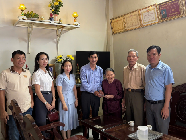 Chi cục An toàn thực phẩm tỉnh Quảng Ngãi thực hiện các hoạt động thăm hỏi thương binh, bệnh binh là thân nhân các gia đình công chức, người lao động đang công tác tại Chi cục nhân ngày 27/7